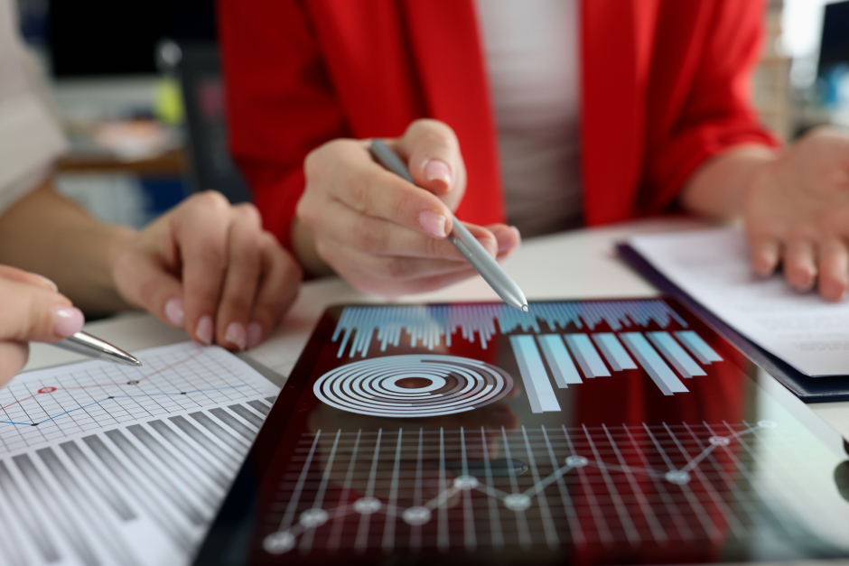 Zwei Frauen bei der Auswertung von Daten | Credit: iStock.com/megaflopp