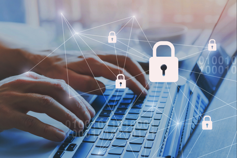 IT-Mitarbeiter verschlüsselt wichtige Daten zum Schutz vor Cyber-Angriffen | Credit: iStock.com/anyaberkut