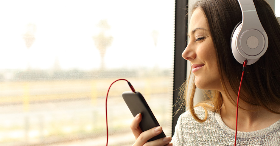 Frau im Zug | Credit: iStock.com/AntonioGuillem