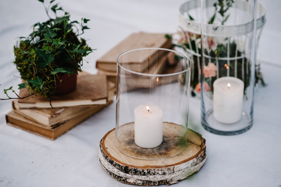 Ansprechende Dekoration in Windlicht-Gläsern aus Holz und Pflanzen | Credit: iStock.com/Serhii Sobolevskyi