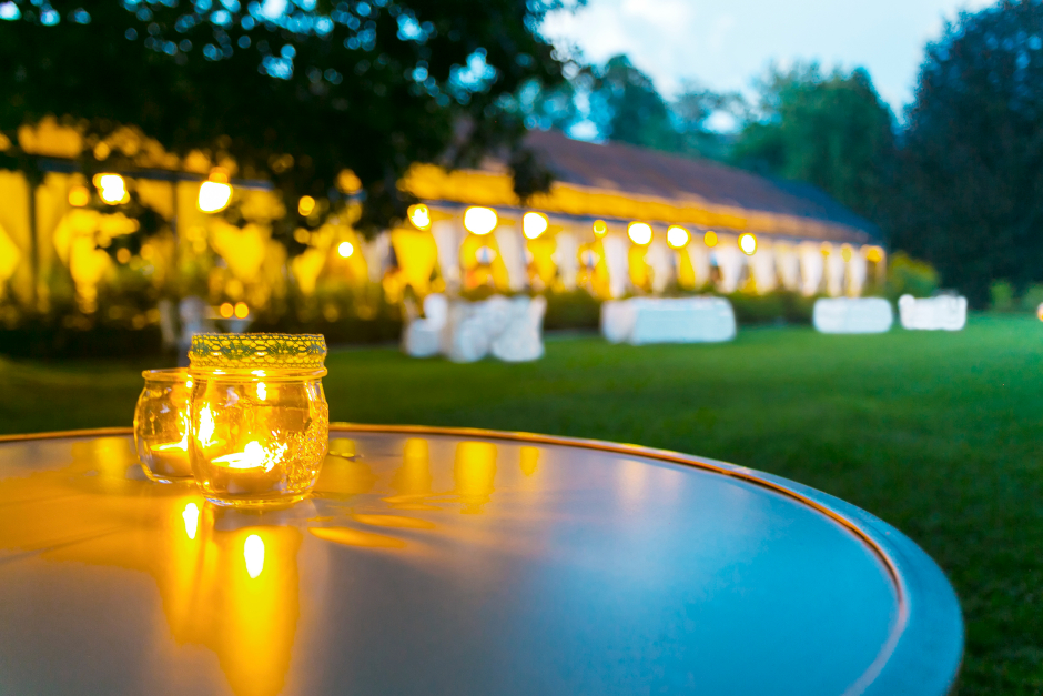 Stimmungsvoller Kerzenschimmer im Garten an einem lauen Sommerabend | Credit: iStock.com/eli77
