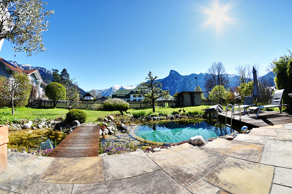 Naturpool vor bayerischer Bergkulisse | Credit: iStock.com/Let pictures tell the Story