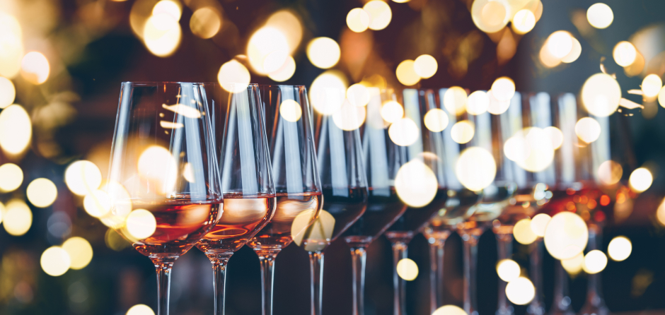 Reihe an halbgefüllten Weingläsern | Credit: iStock.com/Ekaterina Molchanova