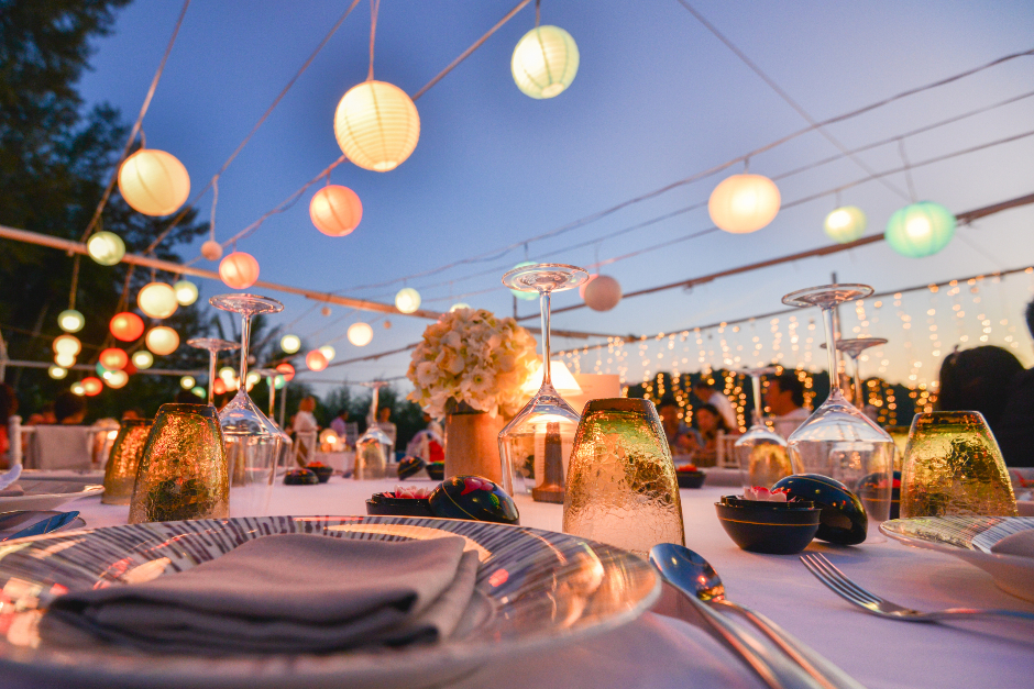 Outdoor-Party, stimmungsvoll beleuchtet und arrangiert | Credit: iStock.com/i_talay