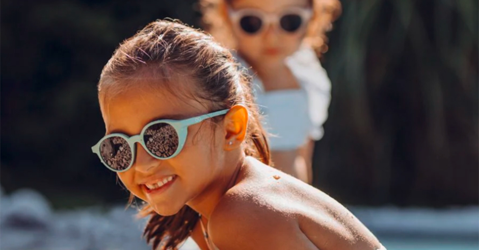 Mädchen mit Kindersonnenbrillen von SooNice Sunnies | Credit: Vision 1