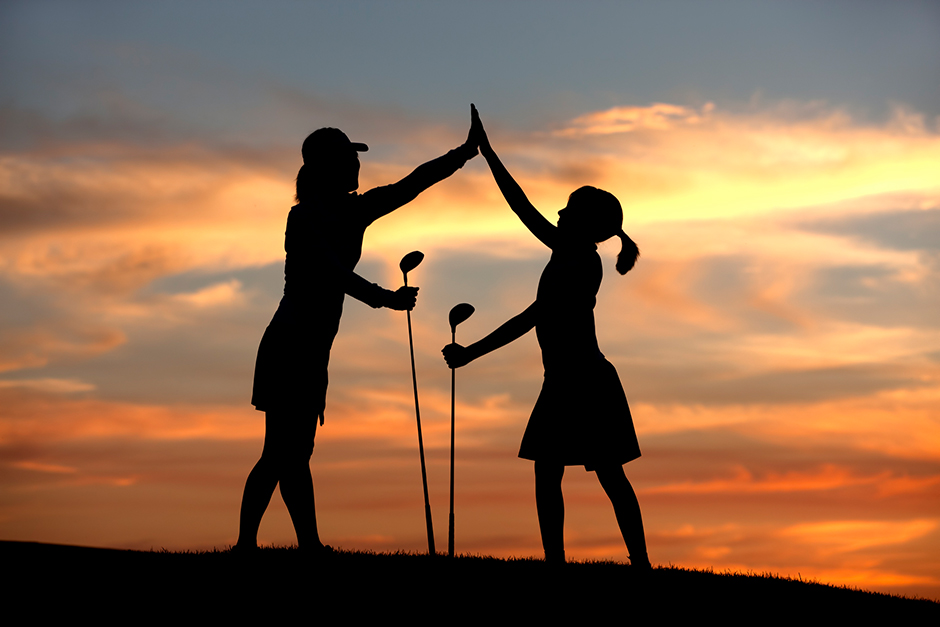 Zwei Golferinnen am Green bei Sonnenuntergang | Credit: iStock.com/gjohnstonphoto