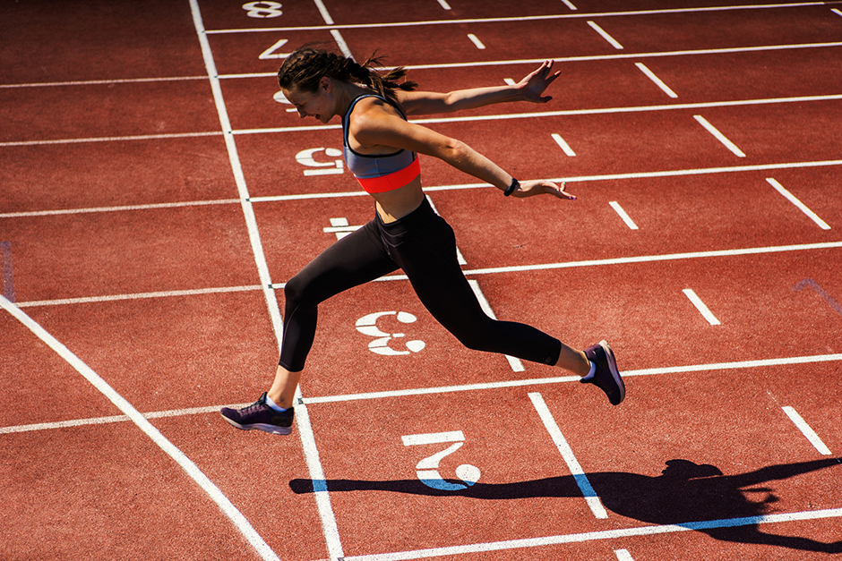 Leichtathletin beim 100 Meter-Lauf | Credit: iStock.com/Comeback Images