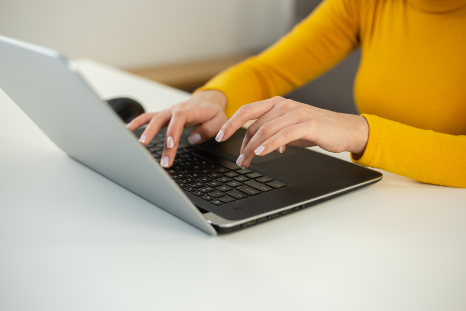 Junge Frau am Notebook | Credit: iStock.com/Gennadiy Kravchenko