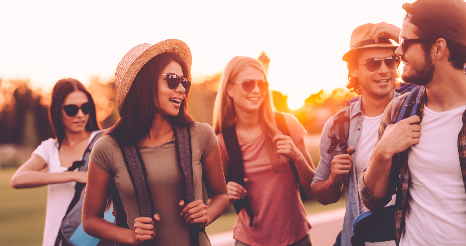 Gruppe junger Menschen auf Reisen quer durch Südamerika | Credit: iStock.com/g-stockstudio