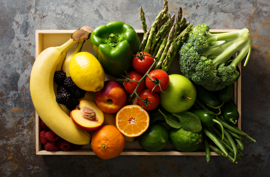 Eine Kiste mit frischem Obst und Gemüse | Credit: iStock.com/VeselovaElena