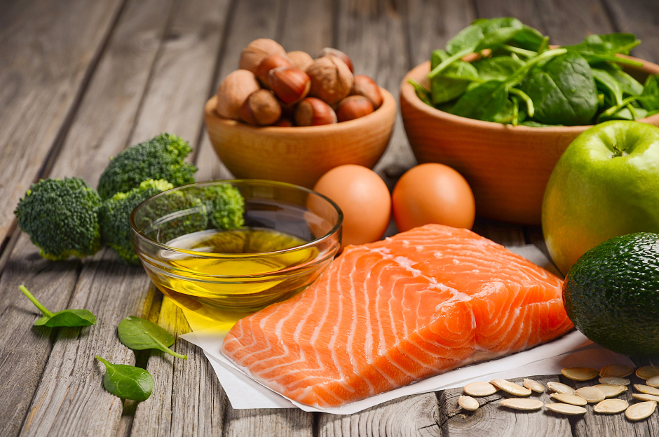 Lachs, Öl und eine Auswahl an grünem Obst und Gemüse samt Nüssen | Credit: iStock.com/JulijaDmitrijeva