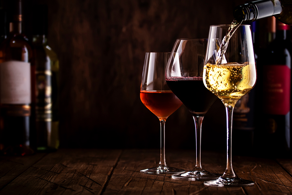 Auswahl an Weiß- und Rotweinen im Glas | Credit: iStock.com/5PH
