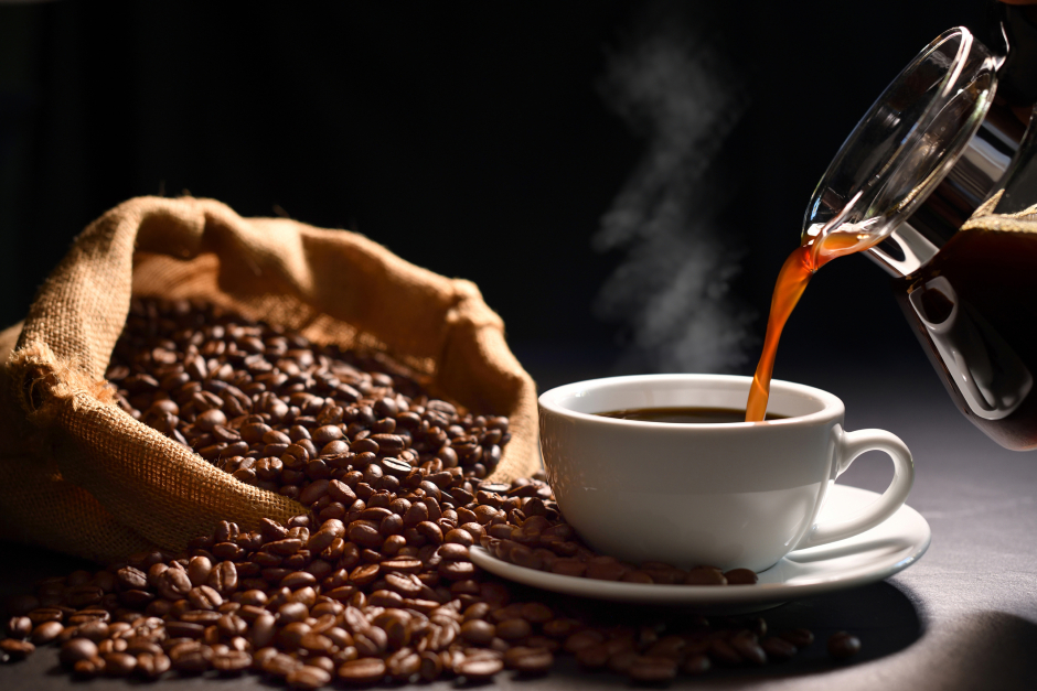 Frisch geröstete Kaffeebohnen neben einer Tasse Kaffee | Credit: iStock.com/amenic181