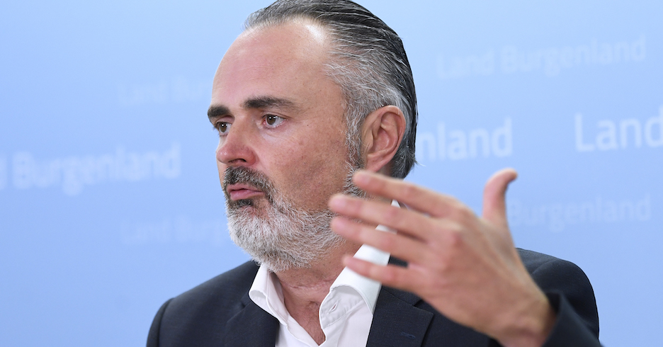 Porträt mit erhobener Hand