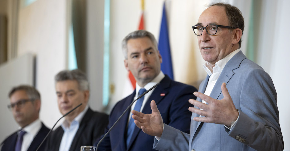 Finanzminister Magnus Brunner (ÖVP), Vizekanzler Werner Kogler (GRÜNE), Bundeskanzler Karl Nehammer (ÖVP) sowie Gesundheitsminister Johannes Rauch (GRÜNE) am Dienstag, 14. Juni 2022, während einer Pressekonferenz bezüglich Entlastungsmaßnahmen gegen Teuerung und Inflation im Bundeskanzleramt in Wien