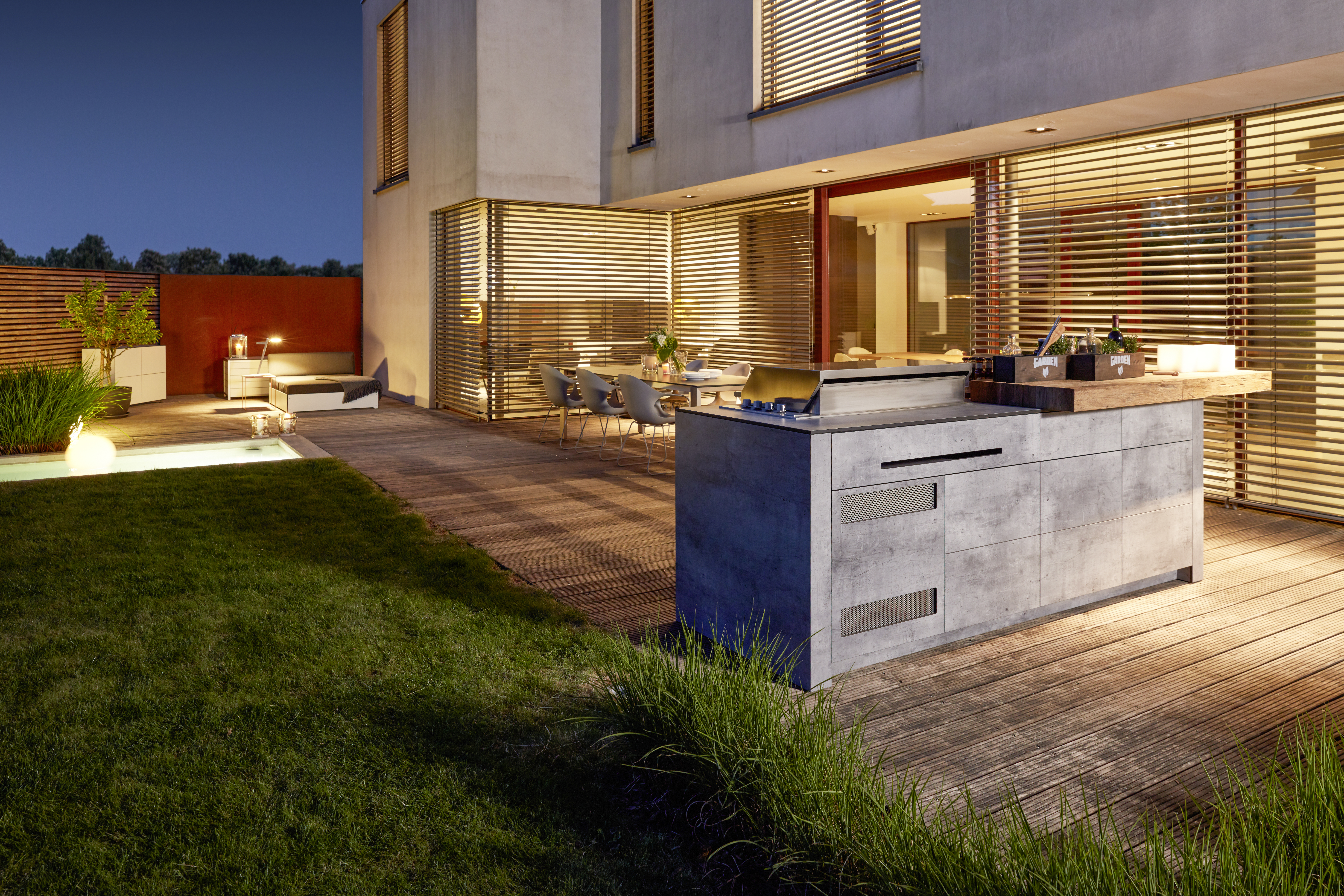 Outdoorküche "Village Garden" am Spätabend | Credit: Village Garden