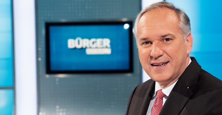 Porträtaufnahme: Walter Rosenkranz im Studio der ORF-Sendung "Bürgeranwalt"