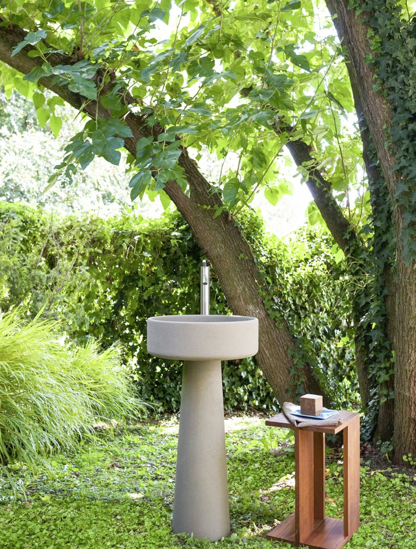 Bjhon-Waschbecken im Garten | Credit: www.instagram.com/agapebathrooms/agape design