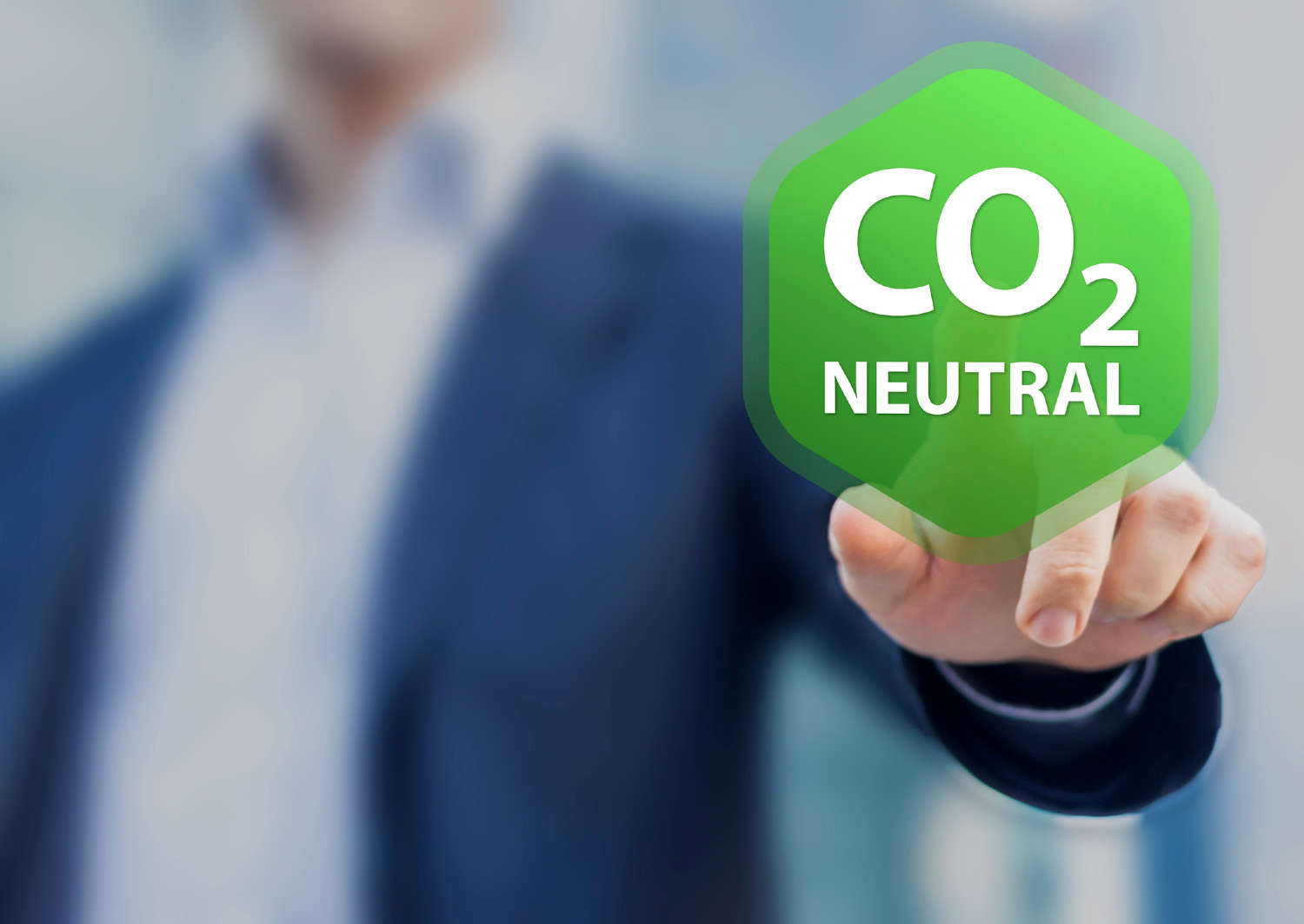 Mann zeigt auf CO2-Neutral-Zeichen | Credit: iStock.com/NicoElNino