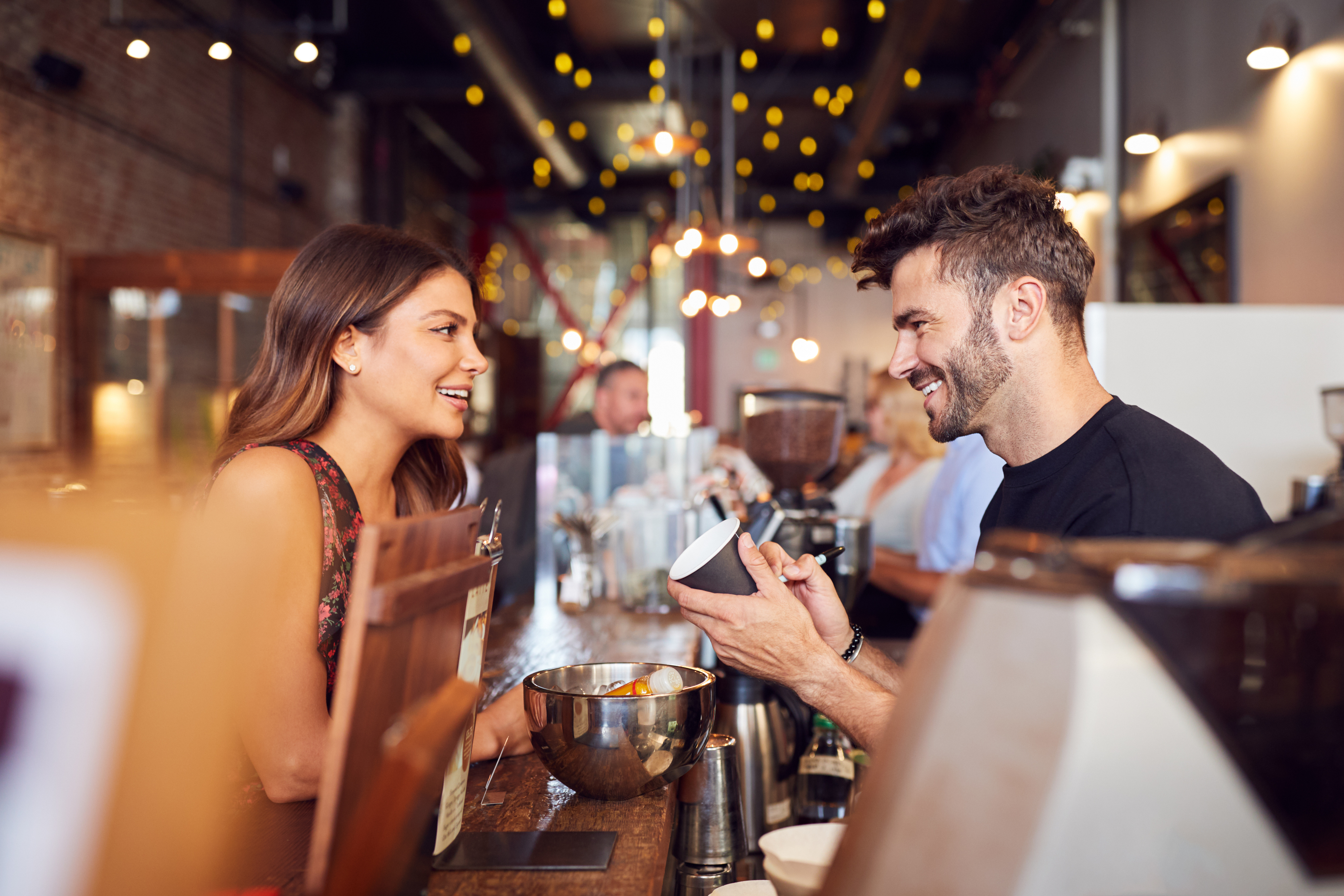 Flirten im Urlaub | Credit: iStock.com/monkeybusinessimages