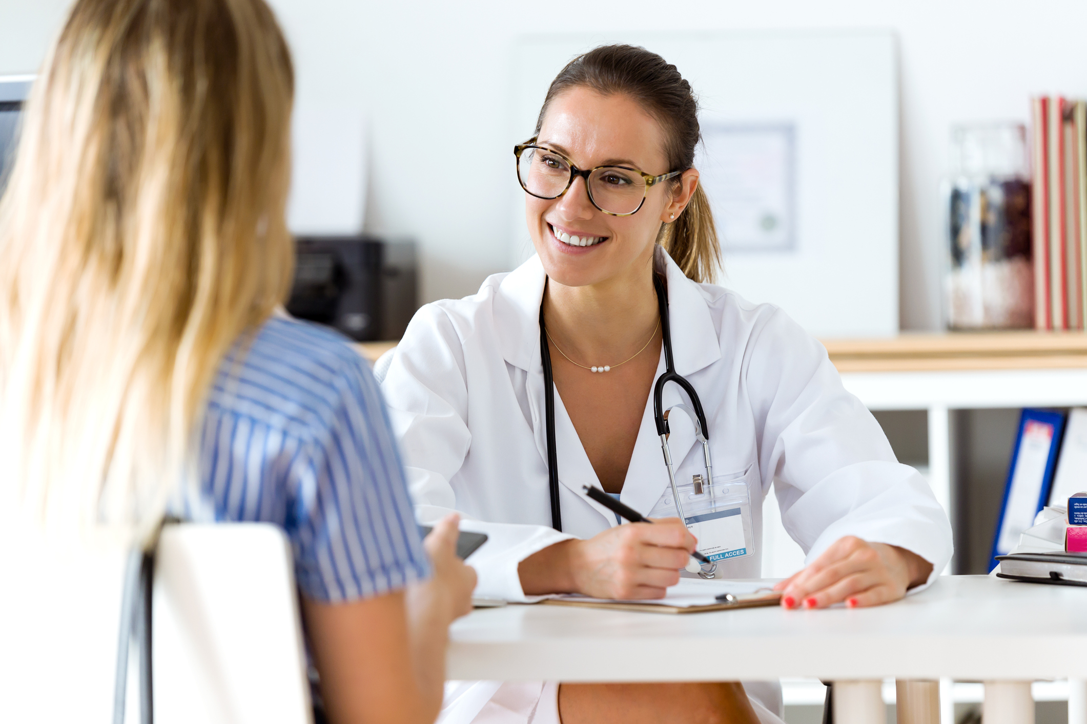 Eine Ärztin führt ein Beratungsgespräch mit einer Patientin