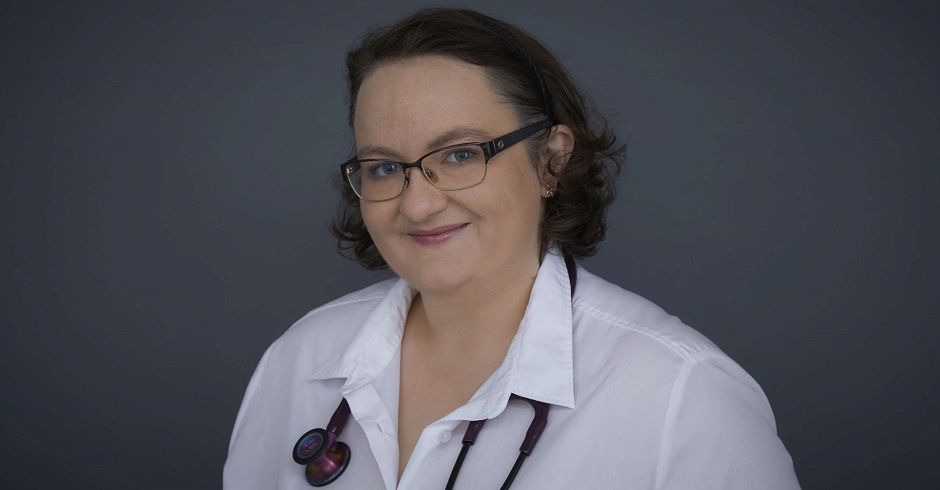 Ein Porträtfoto von Dr. Lisa-Maria Kellermayr. Sie trägt Arztkittel und Stetoskop und lächelt in die Kamera