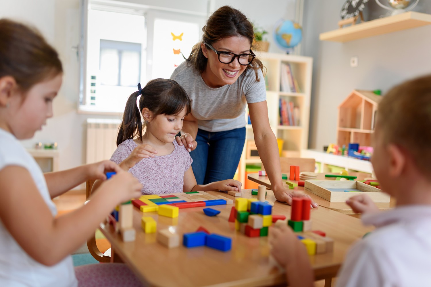 Kinder sitzen im Kindergarten | Credit: iStock.com/Lordn