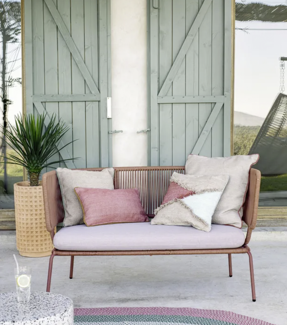 Sitzmöbel mit bunten Pölster von Kave Home | Credit: www.kavehome.com