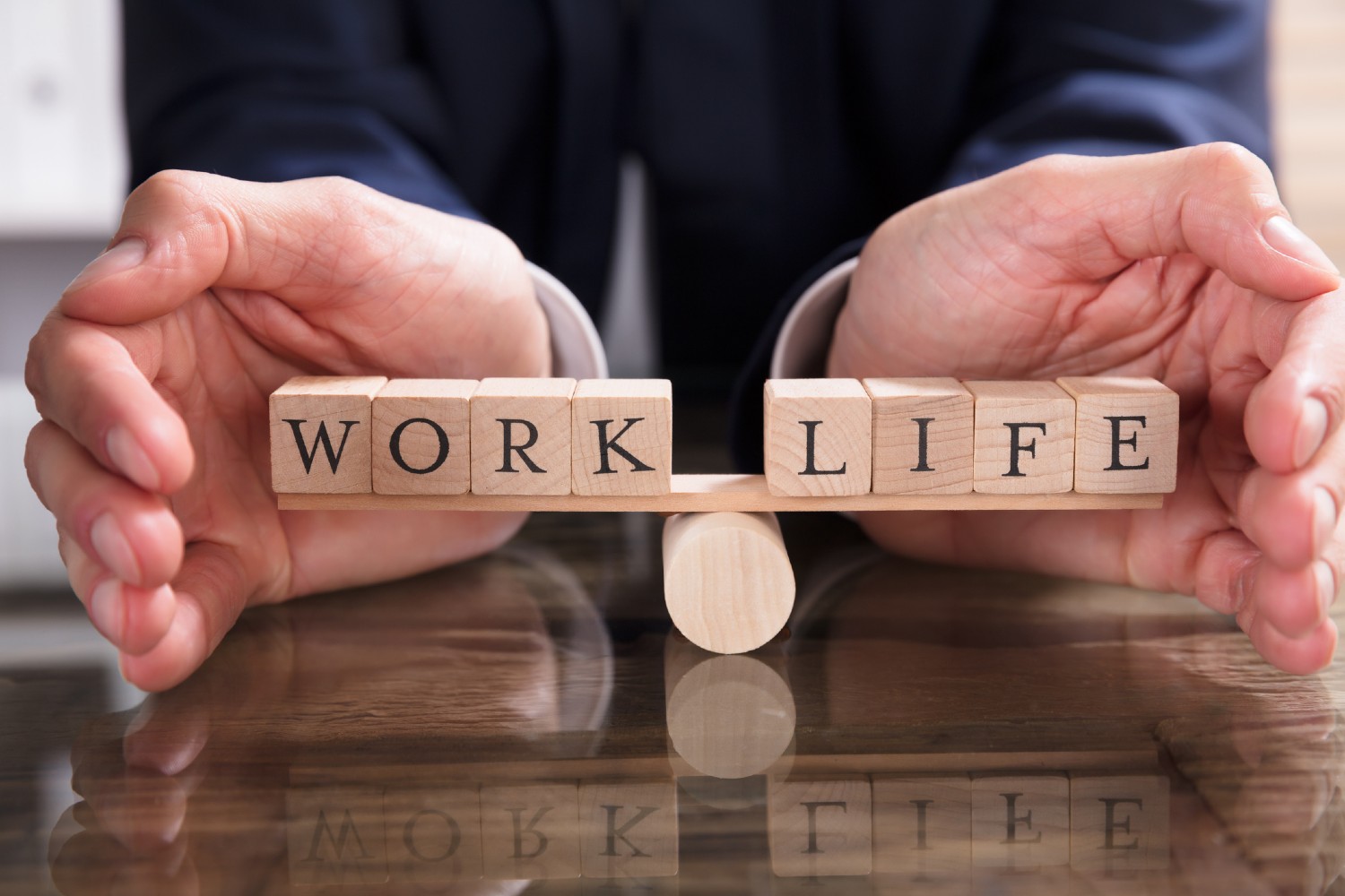 Hände halten Work- und Life-Bausteine | Credit: iStock.com/AndreyPopov