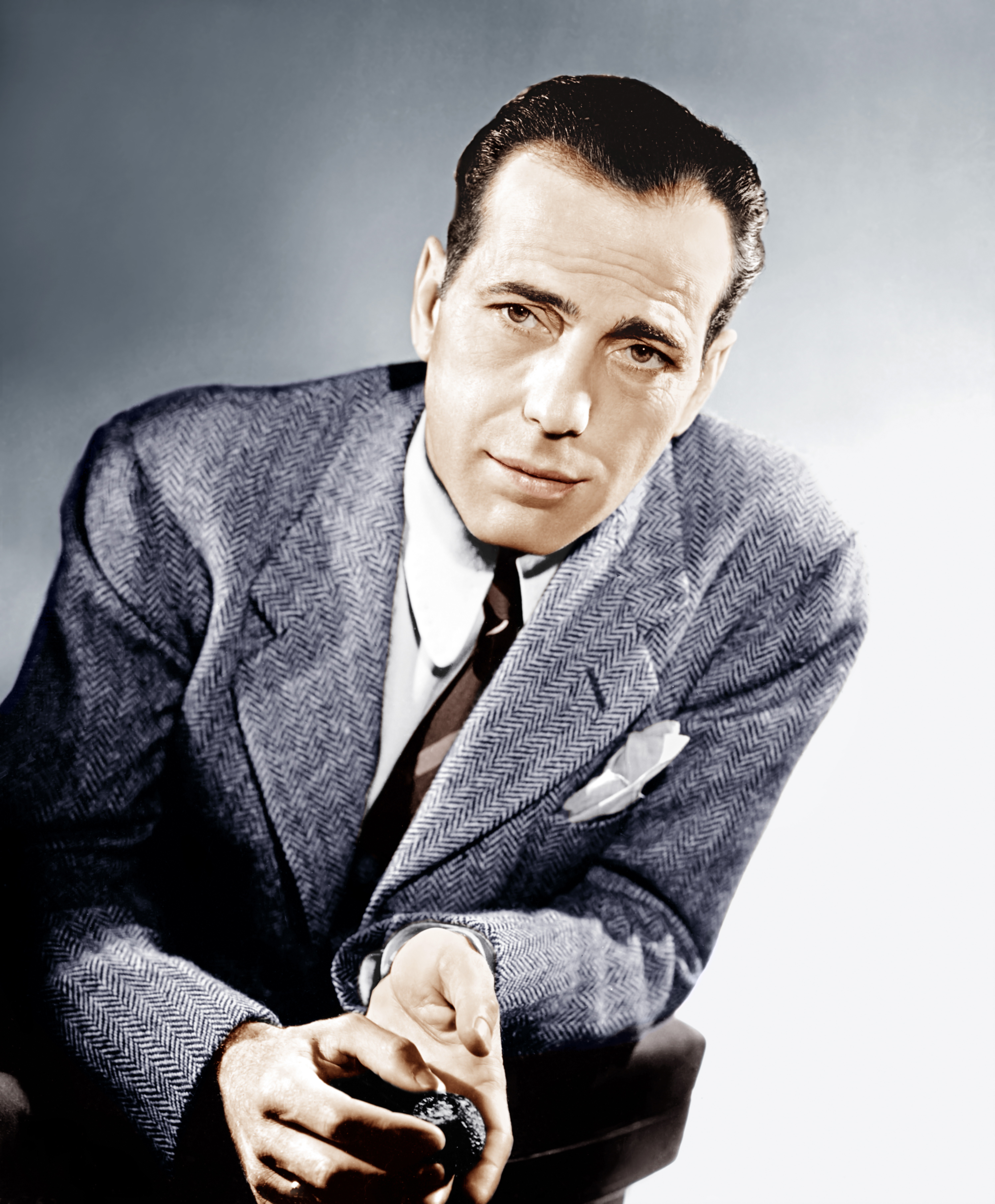 Porträt von Humphrey Bogart in einem eleganten Anzug.