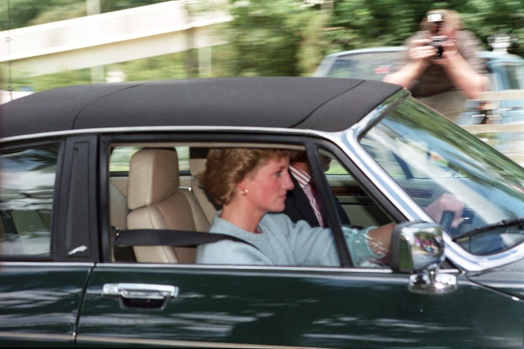 Lady Diana fährt mit ihrem Auto