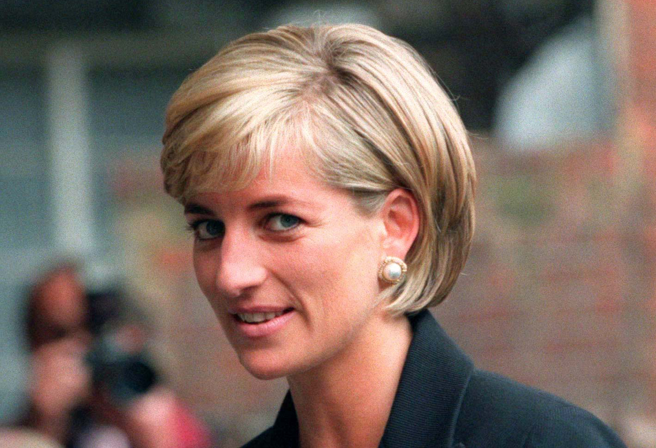 Lady Diana lächelt schüchtern in die Kamera