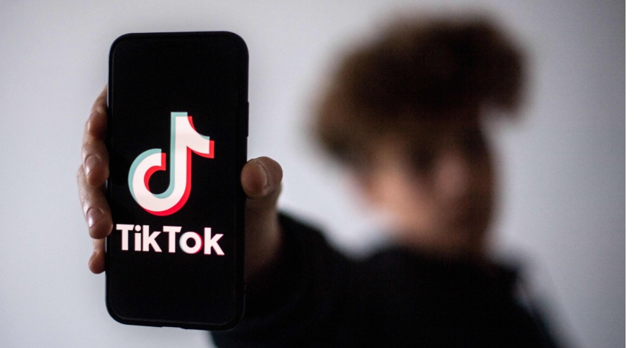 Junge hält Handy mit TikTok ins Bild. | Credit: LOIC VENANCE / AFP / picturedesk.com