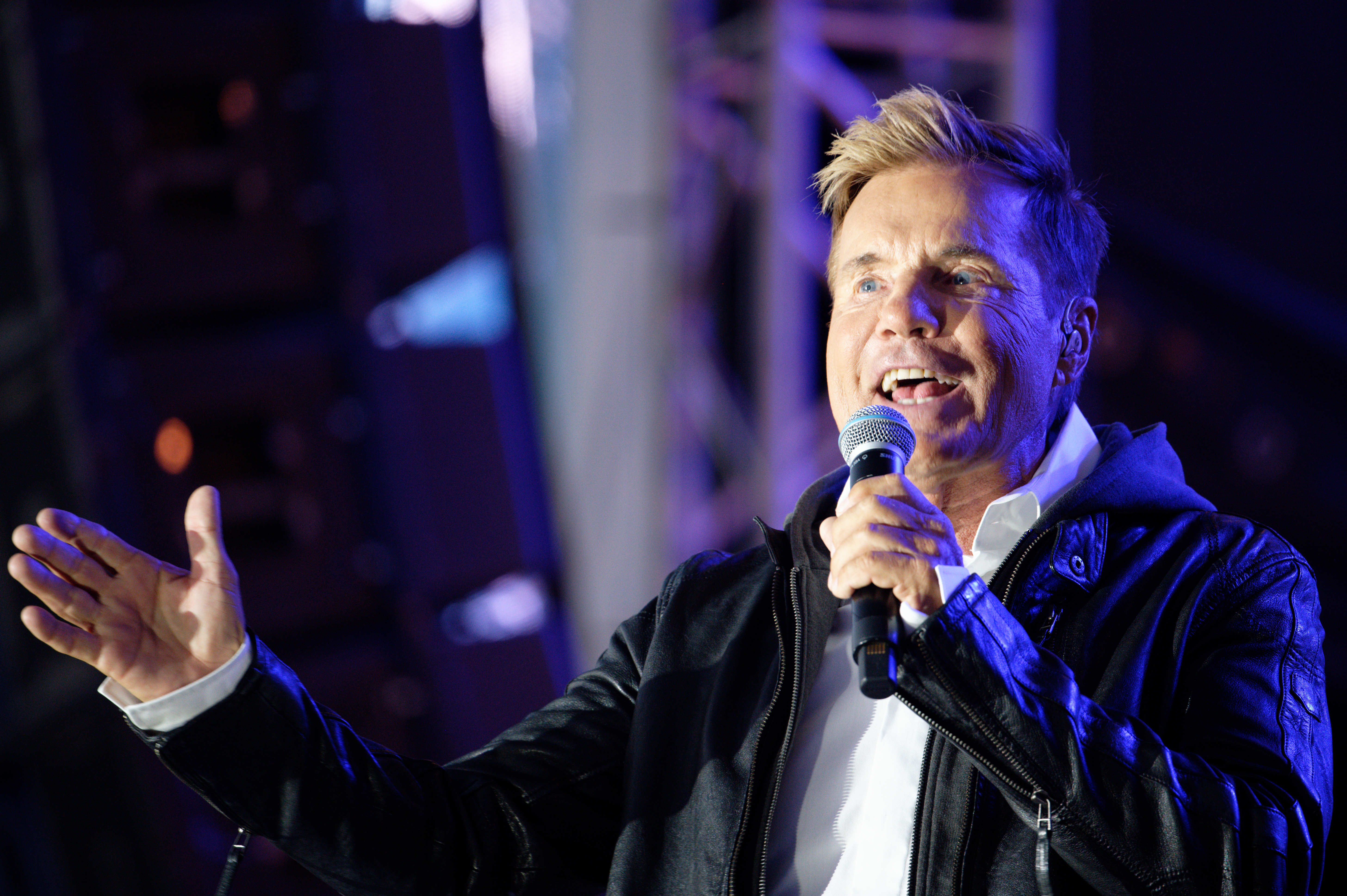 Dieter Bohlen singt in ein Mikrofon