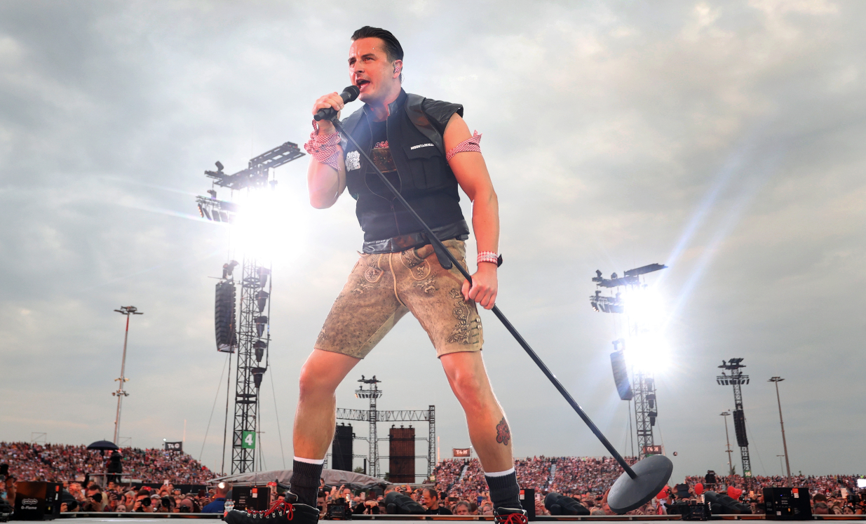 Andreas Gabalier mit Mikrophon auf Bühne