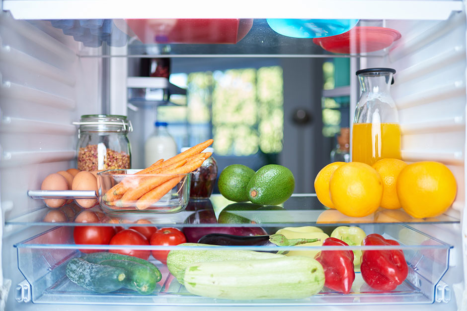 Frische Lebensmittel im geöffneten Kühlschrank | Credit: iStock.com/millann