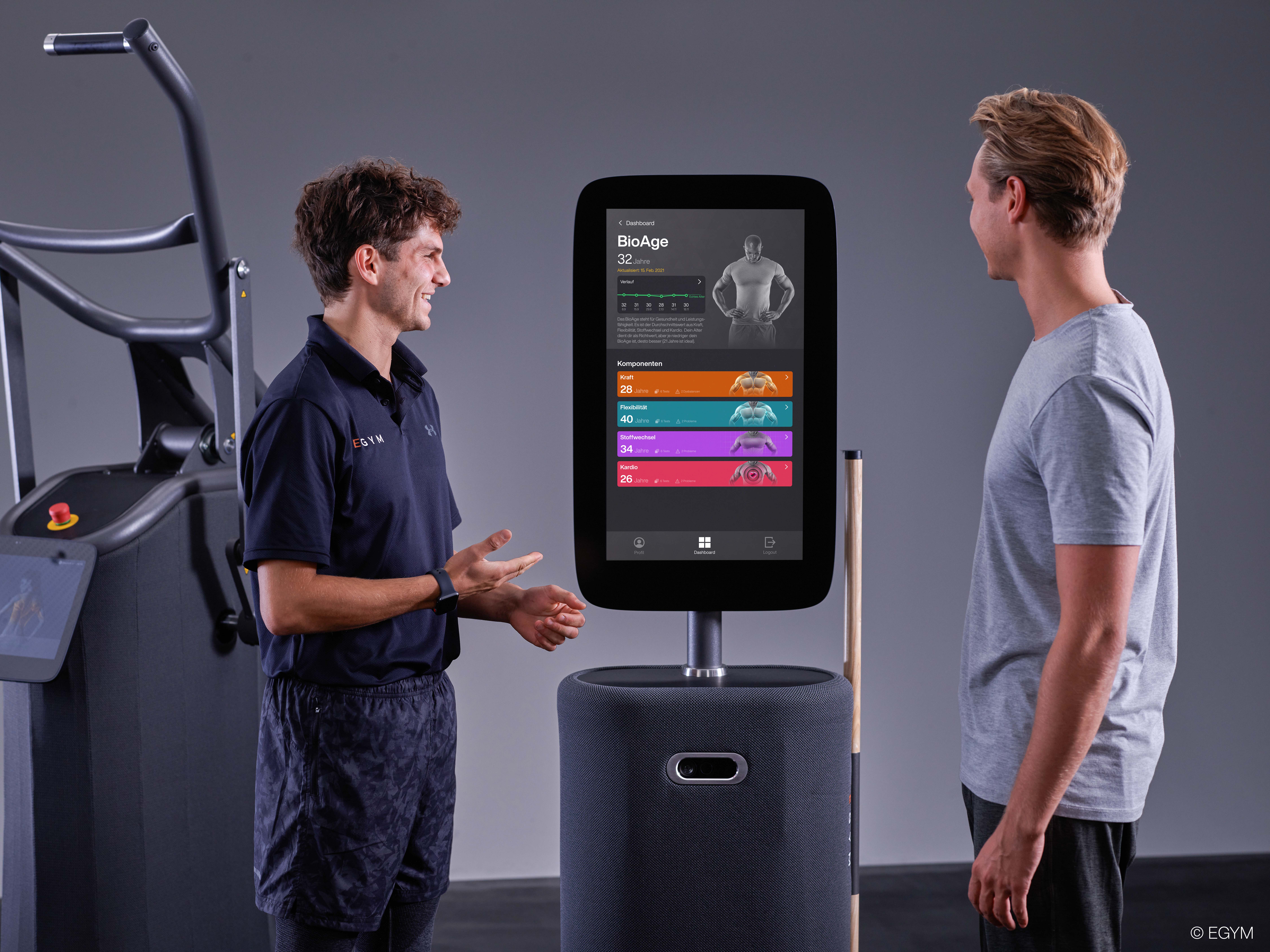 Ein Personaltrainer berät am Fitness Hub