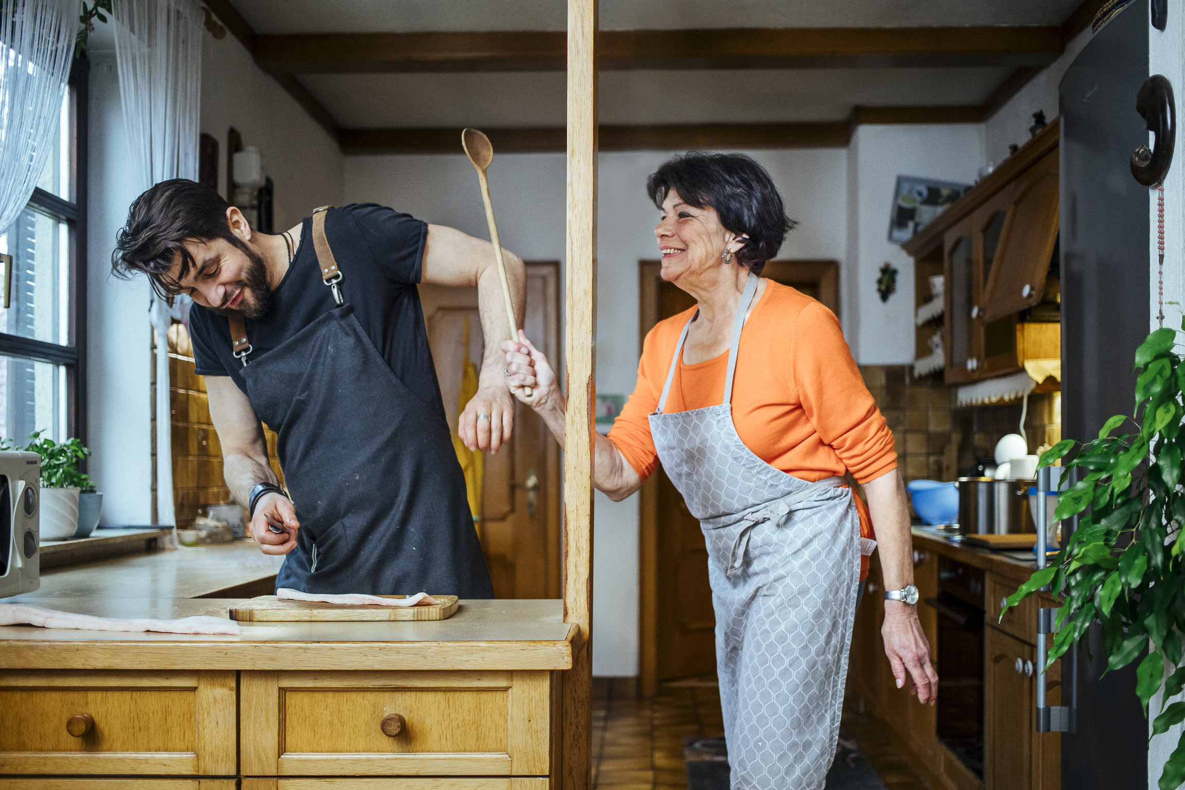 Otto Jaus mit seiner Mutter Elisabeth in der Küche