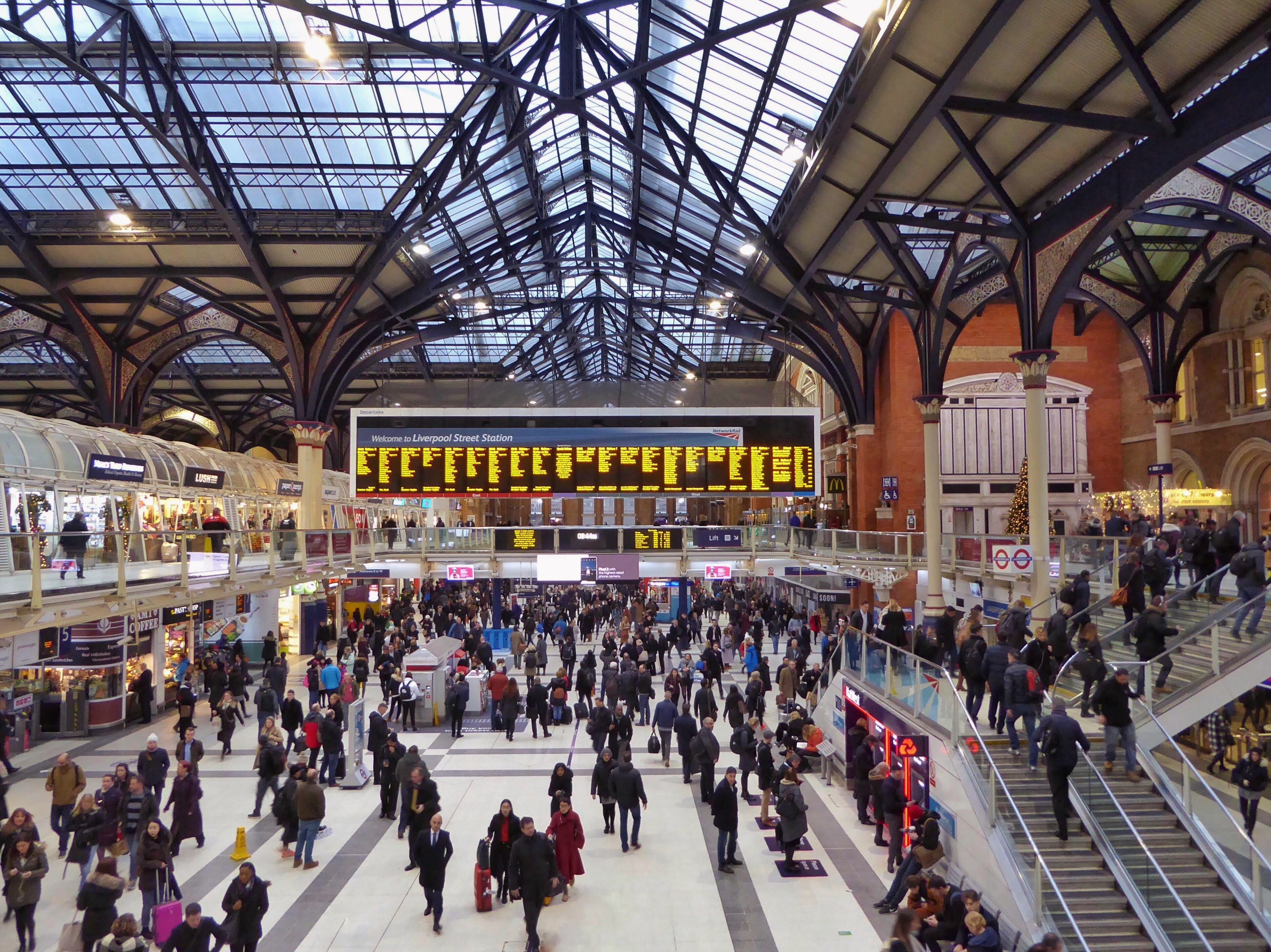Viele Menschen am Flughafen London Stansted | Credit: Photo by Belinda Fewings on Unsplash