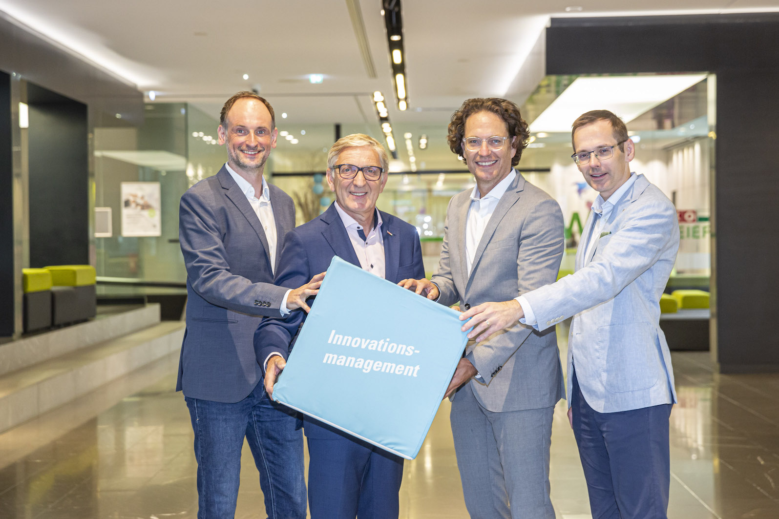 Studienautor René Thaller, WKO Steiermark Präsident Josef Herk, INNOLAB-Gründer Hans Lercher und Oliver Kröpfl, Vorstand der Steiermärkischen Sparkasse