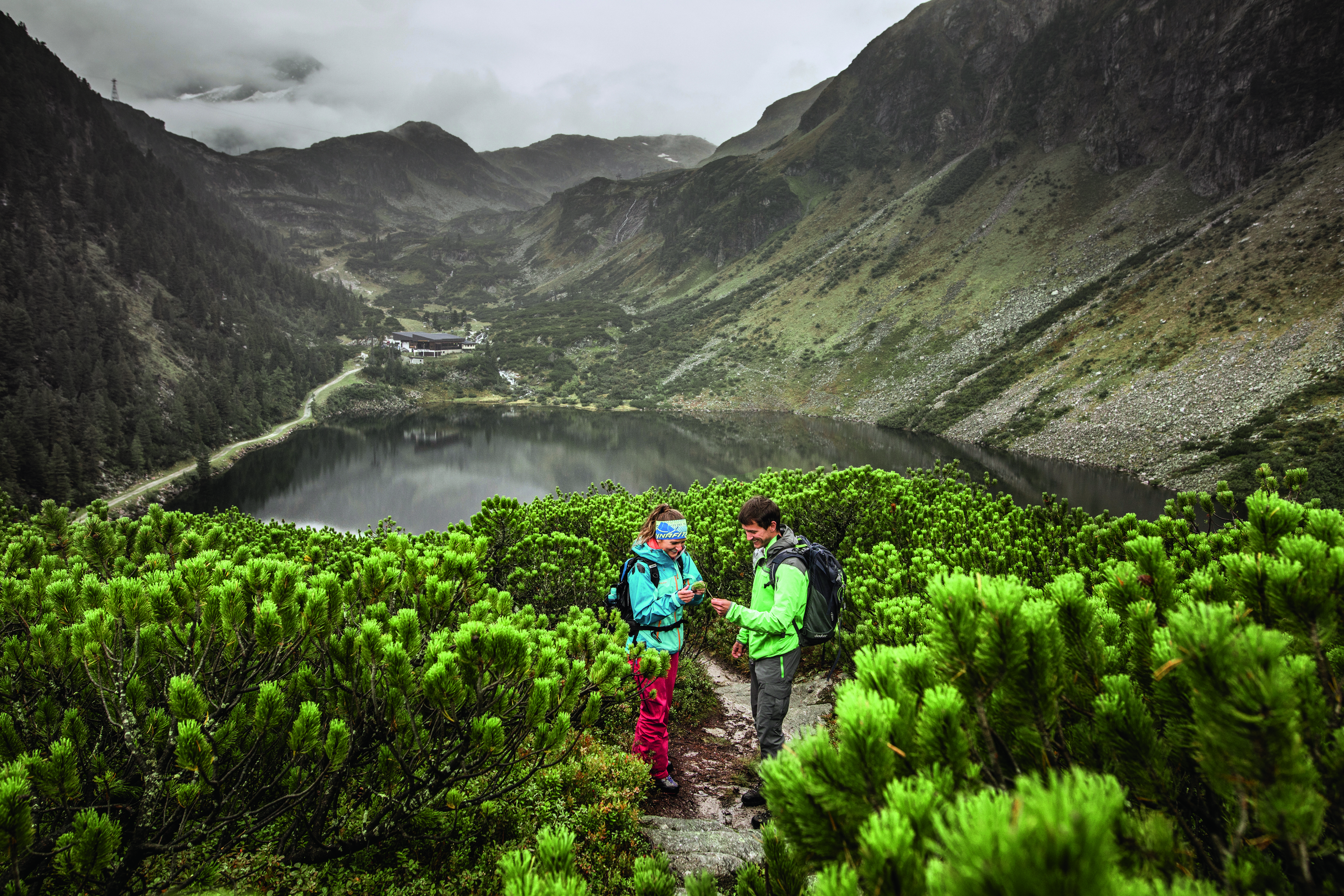 Zwei Menschen beim Wandern am Weißsee. | Credit: SalzburgerLand Tourismus