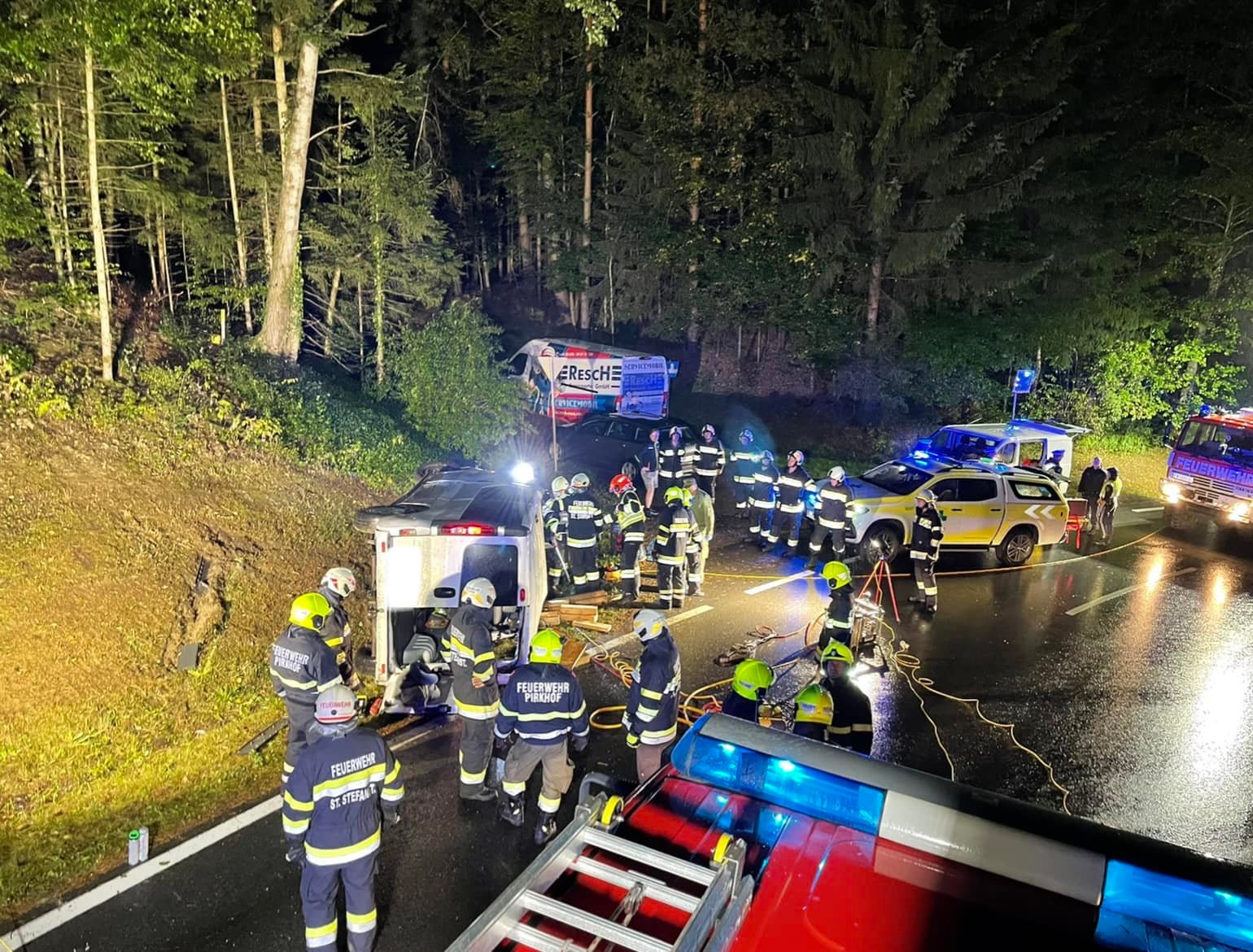 Einsatzkräfte nach dem Unfall