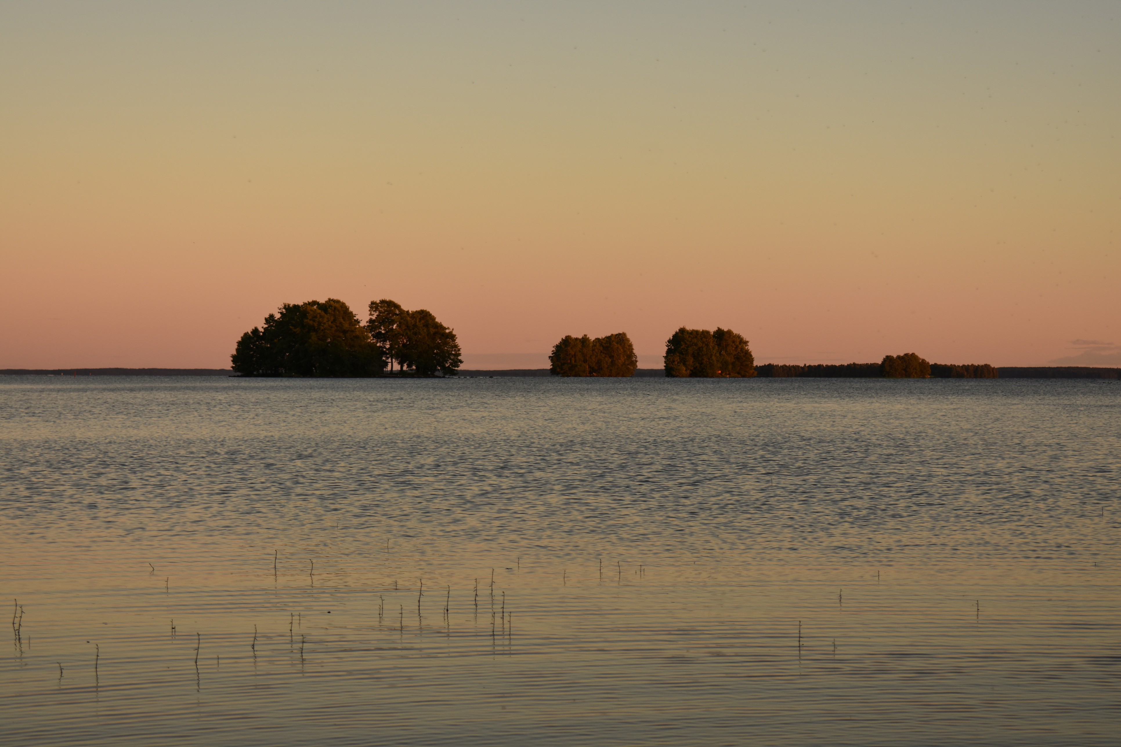 Abendaufnahme am Pyhäjärvi See in Finnland. | Credit: iStock.com/Jemelee Alvear