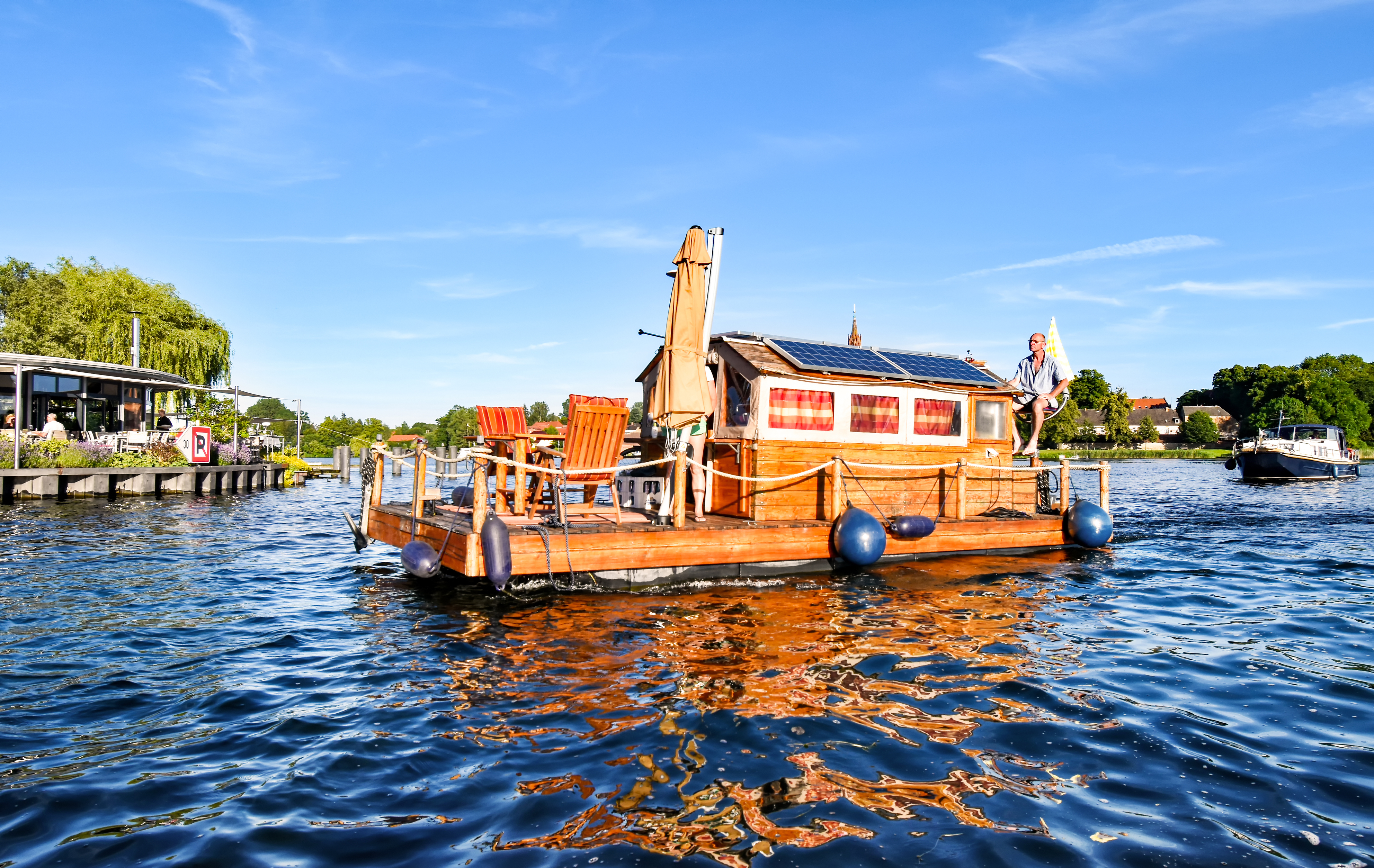 Hausboot auf der Mecklenburgische Seenplatte | Credit: iStock.com/balipadma