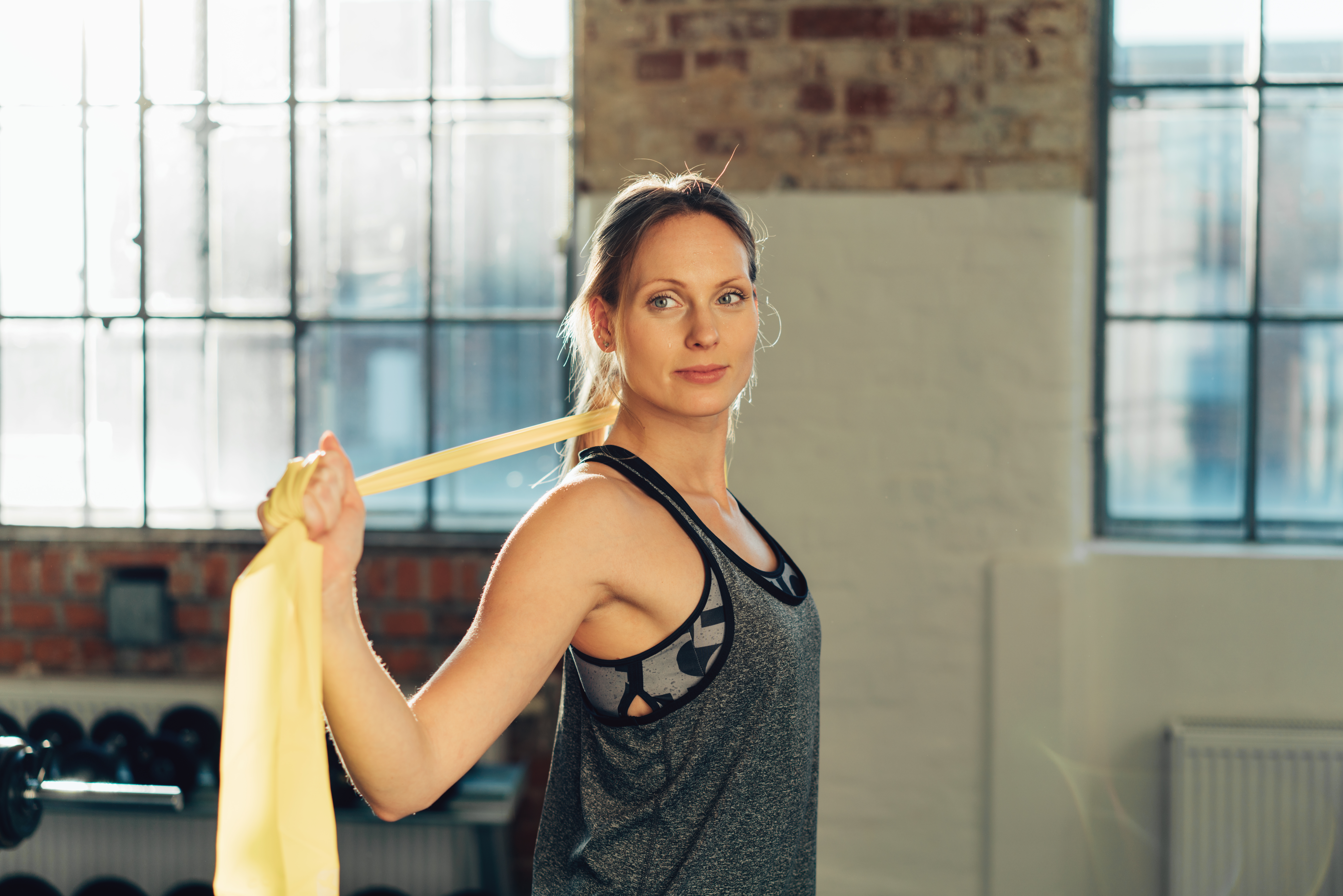 Frau, die mit Gymnastikband Sport macht