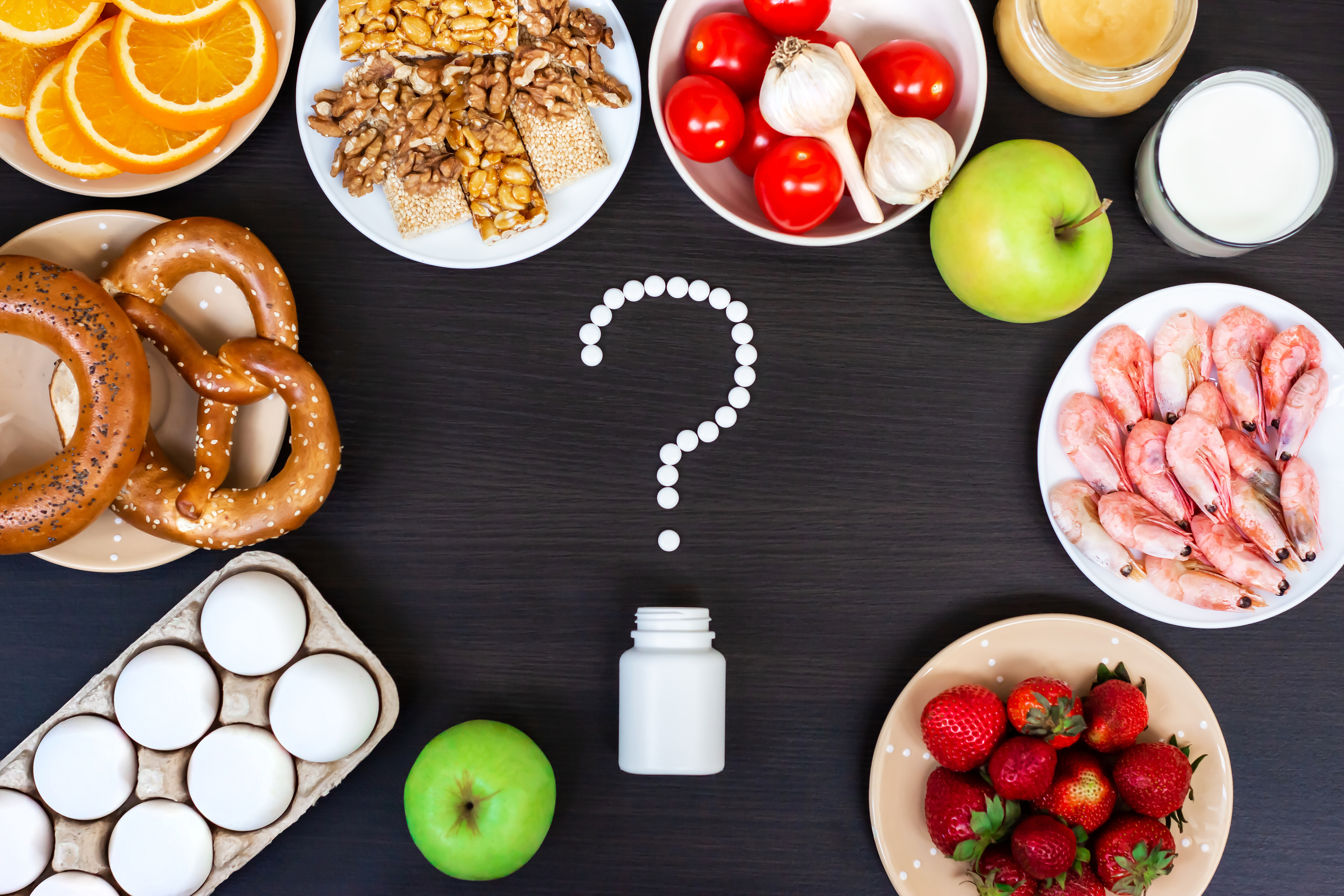 Lebensmittel mit Fragezeichen: Erdbeeren, Shrimps, Brezen, Eier, Tomate | Credit: iStock.com/Olga Chalovskaia