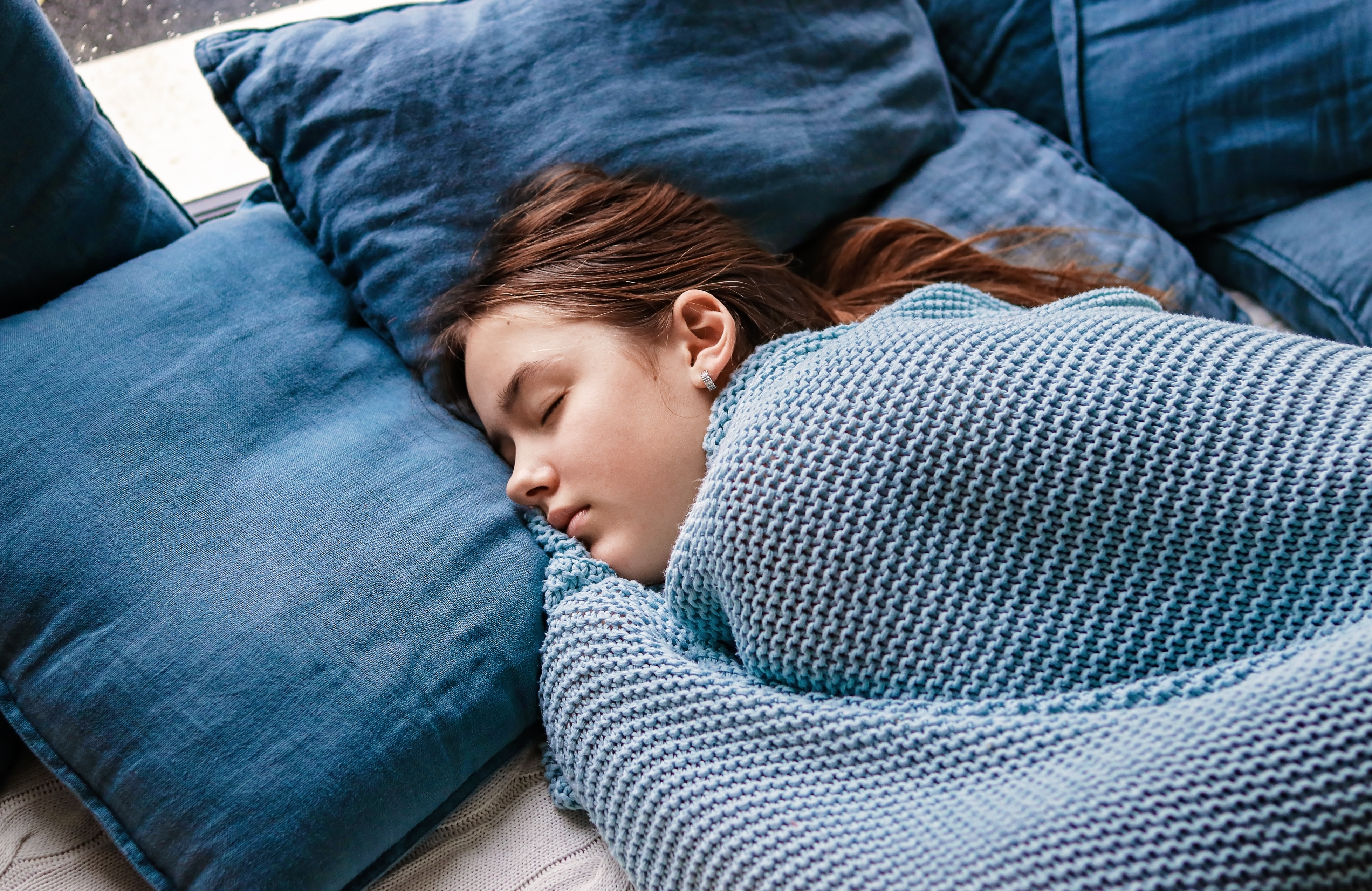 Frau schläft im Bett. | Credit: iStock.com/ Tetiana Soares