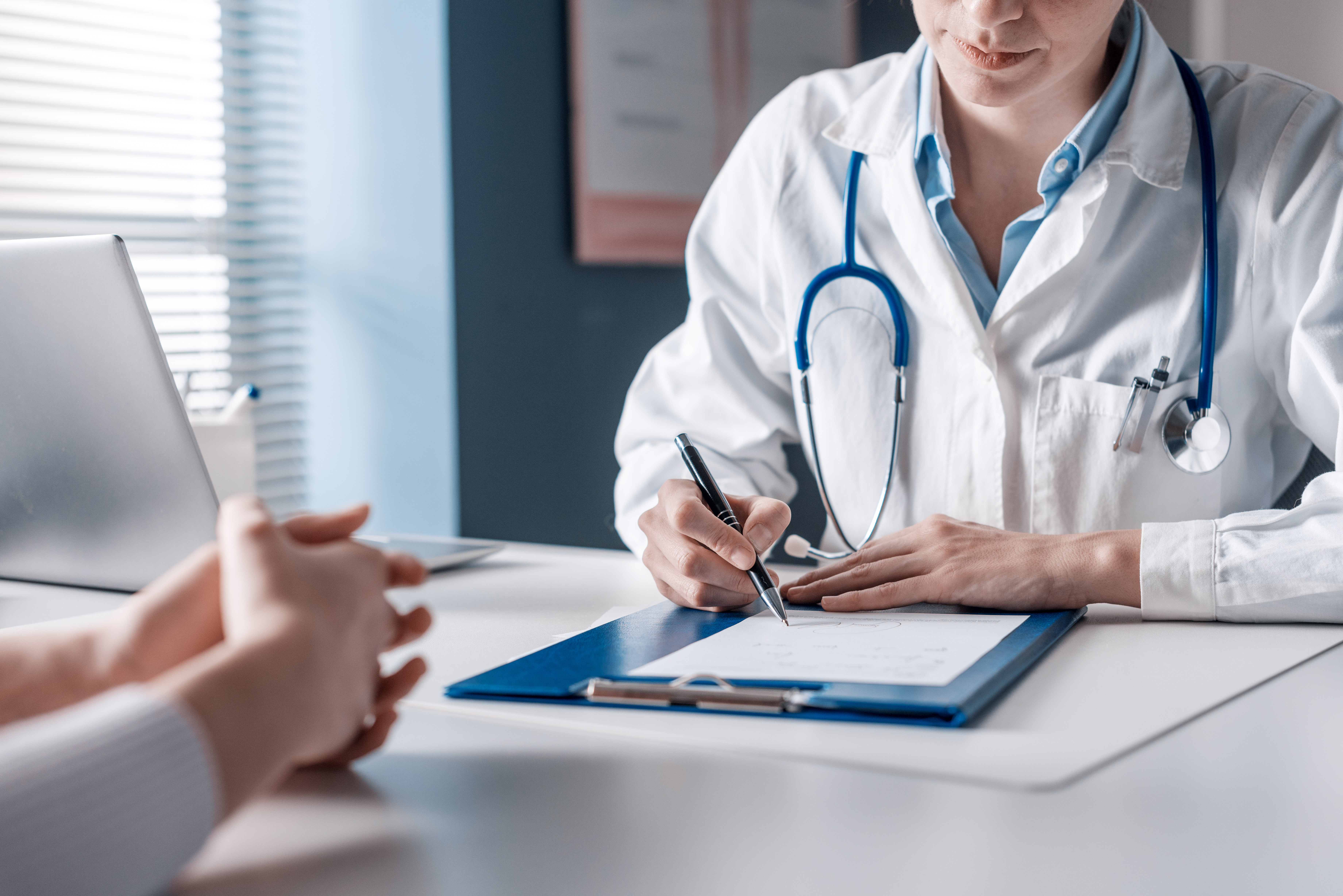 Ein Arzt spricht mit einem Patienten