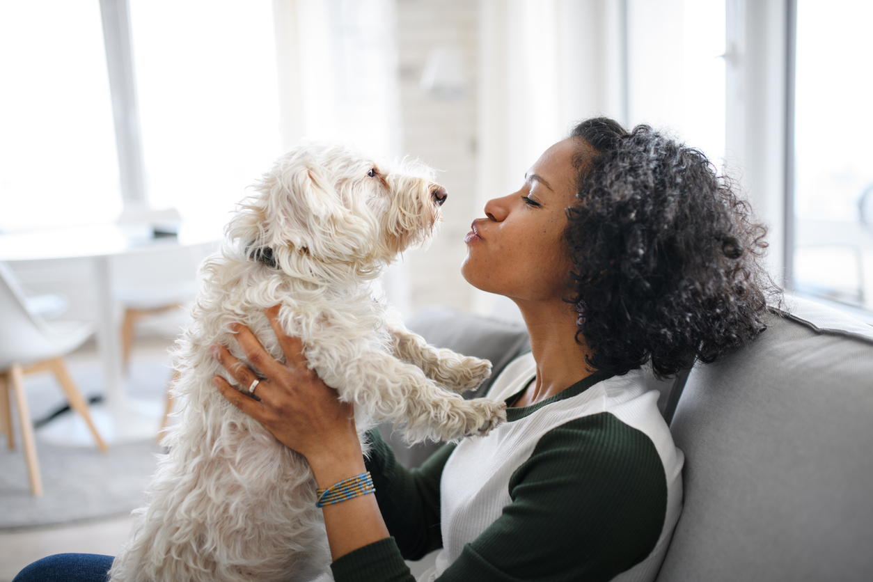 Eine Frau und ihr Hund