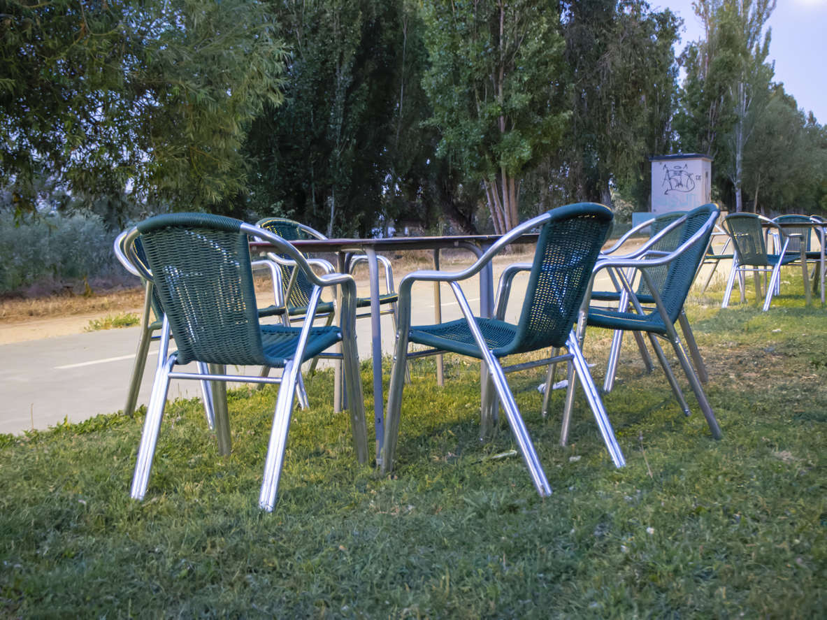 Tische und Stühle in einem Gastgarten